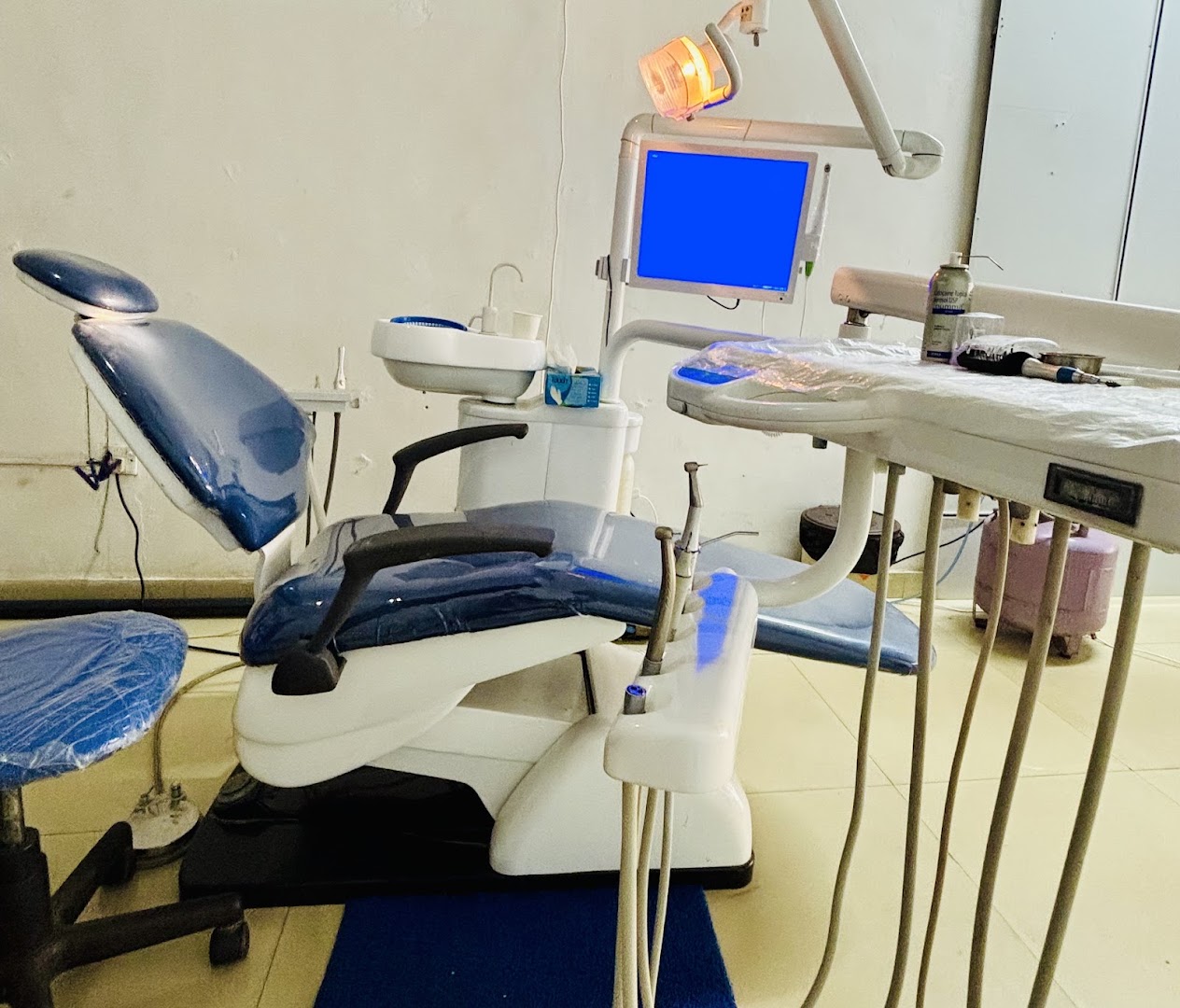 Dental chair, instrument console, and clinical equipment